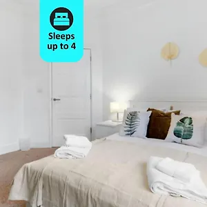 Chic 1br House In Hounslow - 12 Mins From Heathrow Airport , Feltham United Kingdom